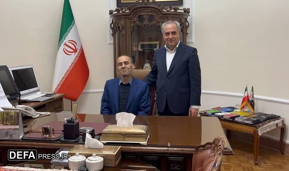 به پاس جایگاه معلمان؛ استاندار آذربایجان شرقی، معلم کلاس اول خود را بر صندلی اش نشاند