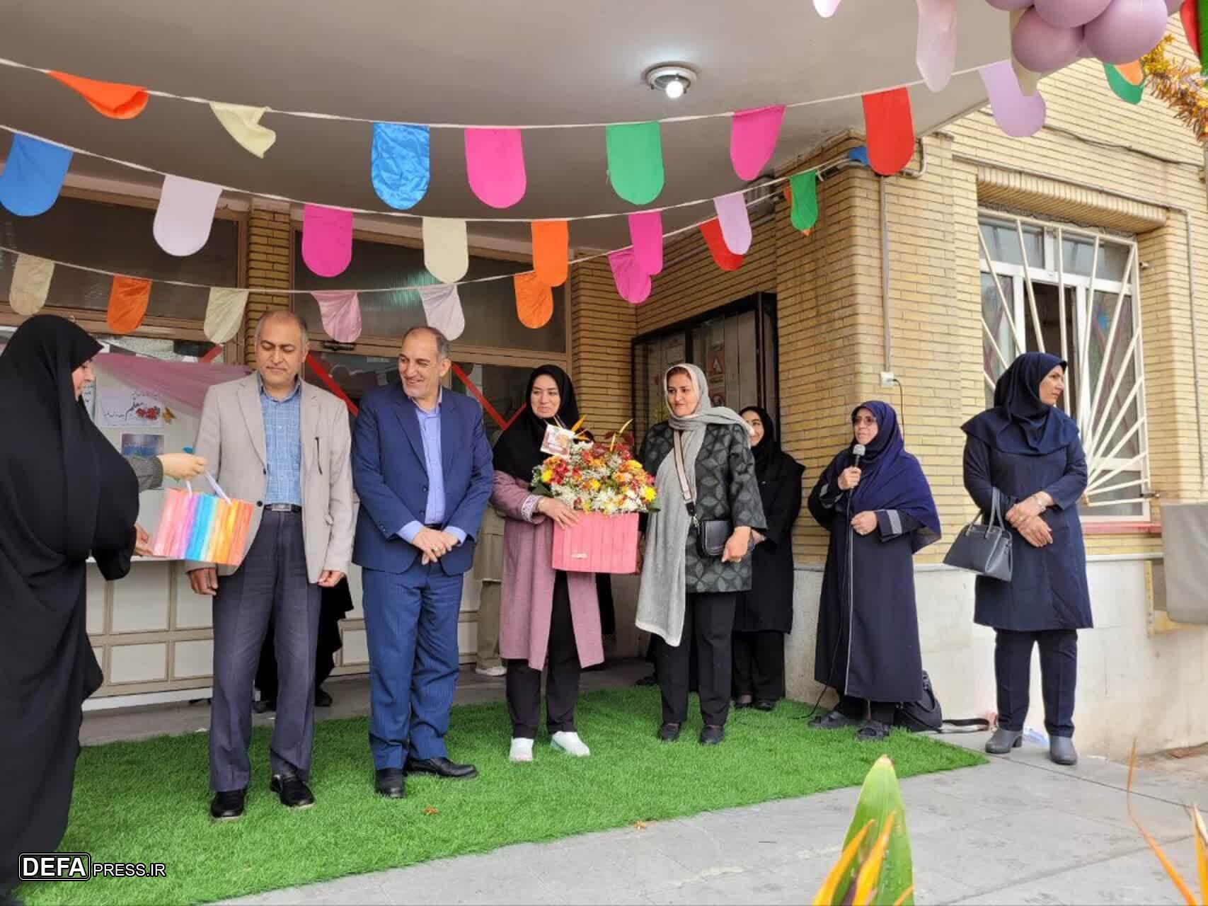 تجلیل از معلمین مدارس شاهد توسط رییس بنیاد تبریز 
