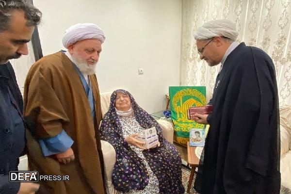اشک شوق مادر شهید اهل تسنن با دیدن پرچم امام رضا/ تعبیر خواب مادر شهید