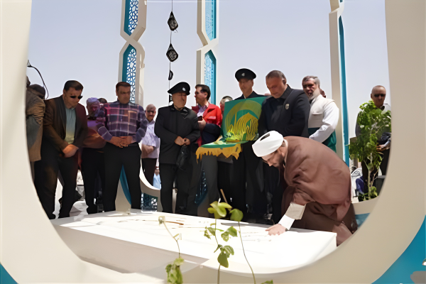 ادای احترام خادمان حامل پرچم امام رضا (ع) به شهید گمنام نفت و گاز گچساران+ تصاویر
