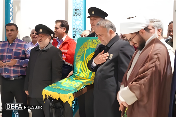 ادای احترام خادمان حامل پرچم امام رضا (ع) به شهید گمنام نفت و گاز گچساران+ تصاویر