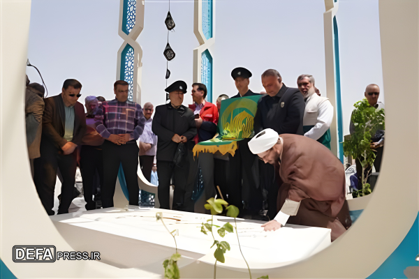 ادای احترام خادمان حامل پرچم امام رضا (ع) به شهید گمنام نفت و گاز گچساران+ تصاویر
