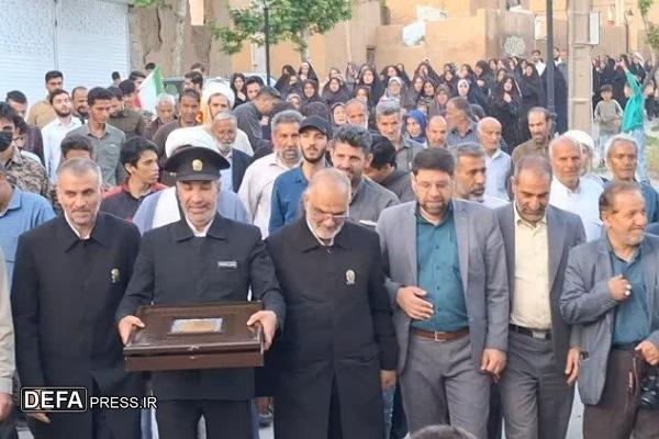 استقبال مردم روستای اشتران از پرچم متبرک حرم امام رضا (ع) + تصاویر