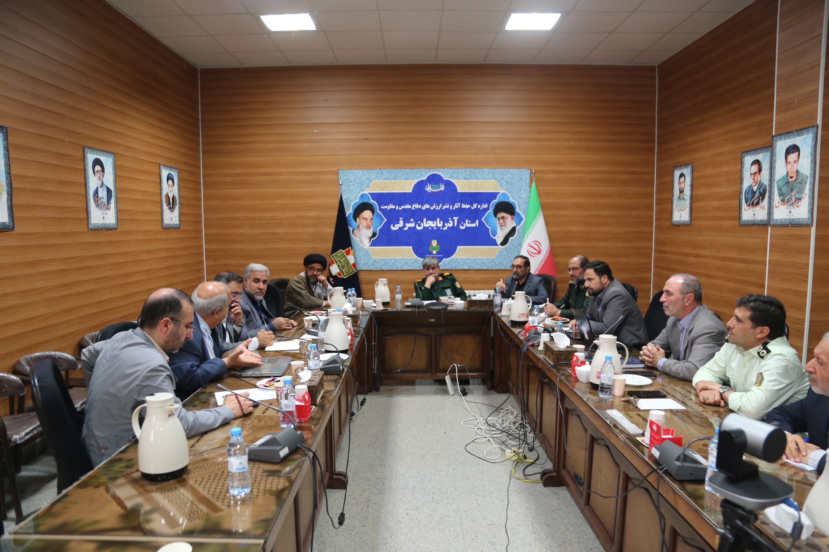 تصاویر/ جلسه مدیرکل حفظ آثار و نشر ارزش های دفاع مقدس و مقاومت آذربایجان شرقی با اعضای شورای شهر تبریز