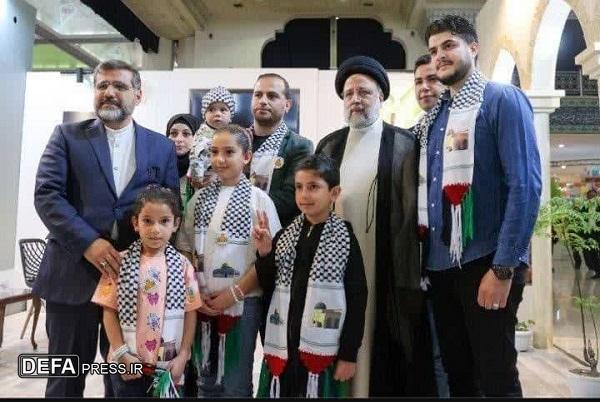 هدیه‌ای که شهید رئیسی به‌مناسب روز دختر به نوجوان فلسطینی داد