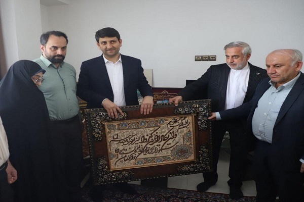 دیدار وزیر ارتباطات و فناوری اطلاعات با خانواده شهید «کشوری» + تصاویر
