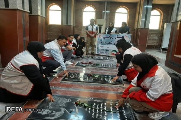 عطرافشانی و غبارروبی گلزار شهدا به مناسبت هفته هلال‌احمر در یاسوج + تصاویر