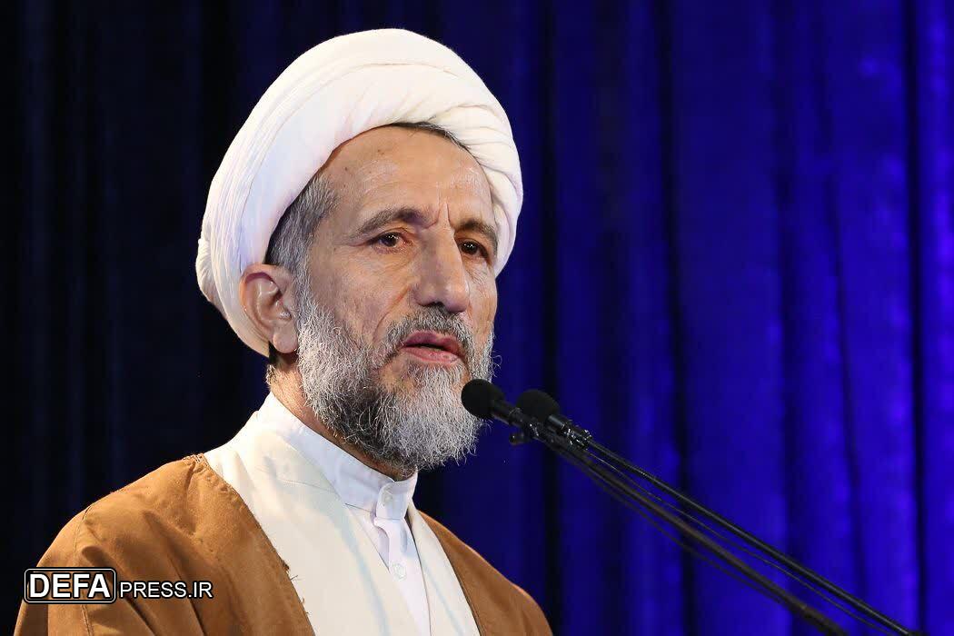 جدایی حوزه‌های علمیه از سیاست خواسته دشمن است