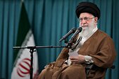 جمعی از کارگران با امام خامنه‌ای دیدار می‌کنند