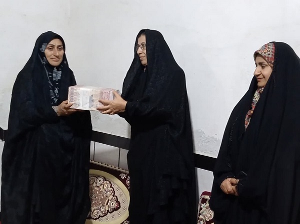 تجلیل از مادر و مربی نمونه قرآنی در روستای سیف آباد کازرون