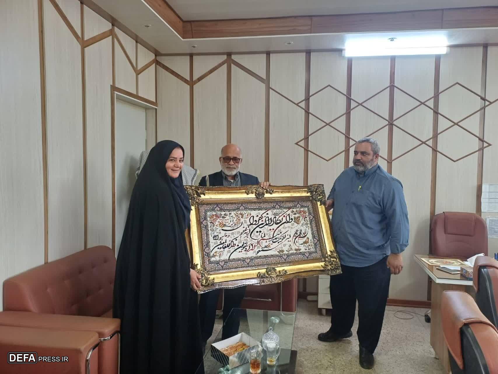 تقدیر مسئول دفتر حفظ آثار دفاع مقدس قزوین از کارمند نمونه معاونت سوادآموزی استان