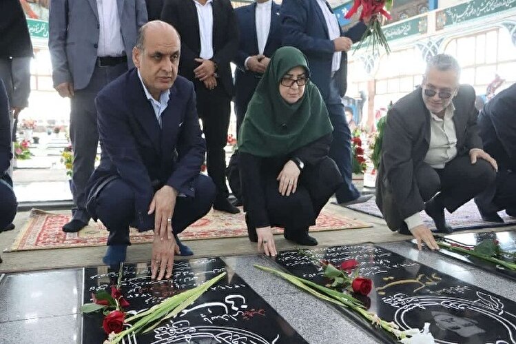 ادای احترام سخنگوی دولت به مقام شهدا در رشت