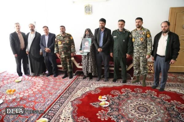 مسؤولان زنجانی، با خانواده شهید «حمزه علی عباسی» دیدار کردند
