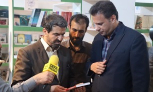 بازدید استاندار همدان از غرفه بنیاد حفظ آثار دفاع مقدس و مقاومت در نمایشگاه کتاب + تصاویر
