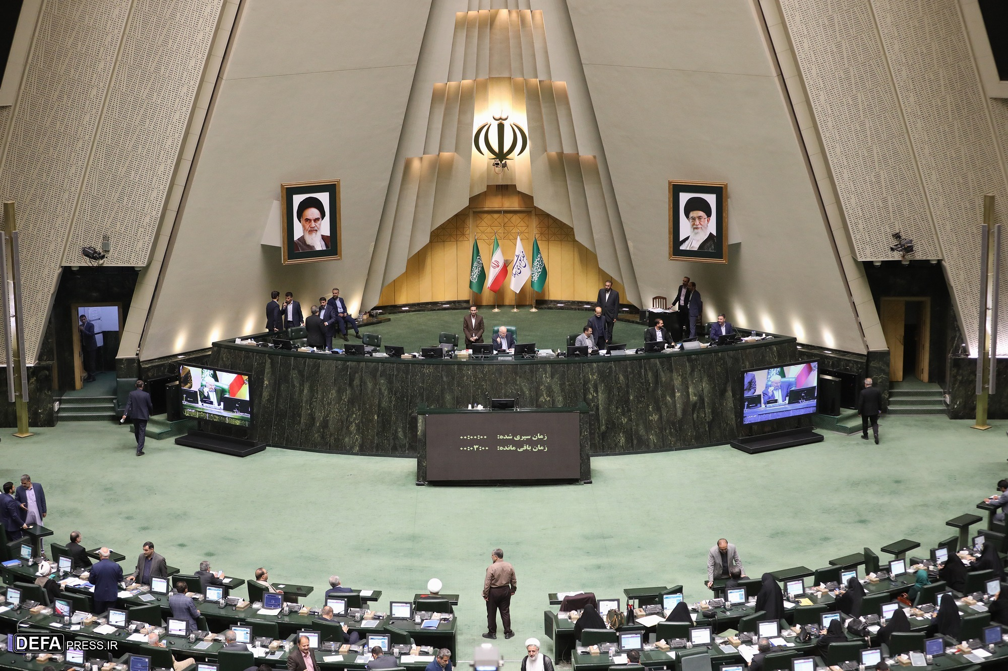 سوال از وزیر کار در مجلس