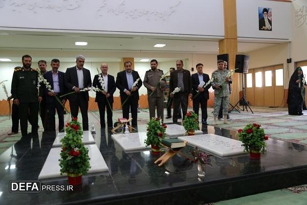 تصاویر/ حضور شرکت‌ کنندگان کنگره «ادبیات پایداری» در حرم شهدای گمنام دانشگاه باهنر کرمان