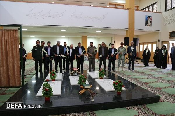 تصاویر/ حضور شرکت‌ کنندگان کنگره «ادبیات پایداری» در حرم شهدای گمنام دانشگاه باهنر کرمان