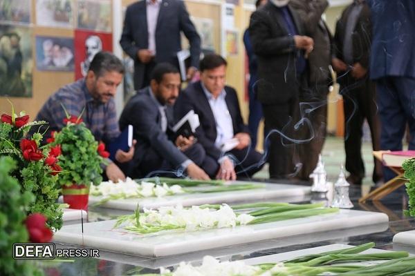 تصاویر/ حضور شرکت‌ کنندگان کنگره «ادبیات پایداری» در حرم شهدای گمنام دانشگاه باهنر کرمان