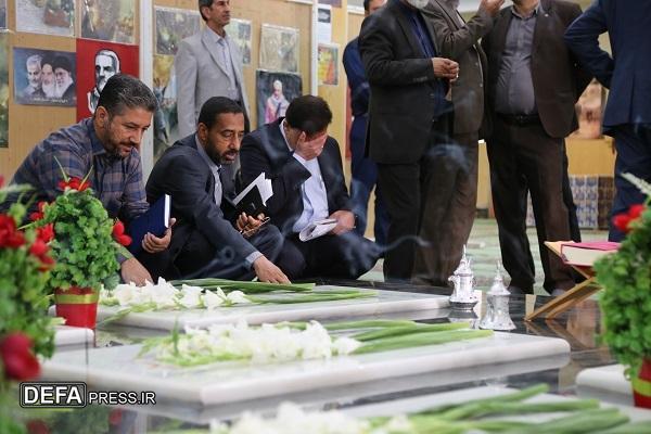 تصاویر/ حضور شرکت‌ کنندگان کنگره «ادبیات پایداری» در حرم شهدای گمنام دانشگاه باهنر کرمان
