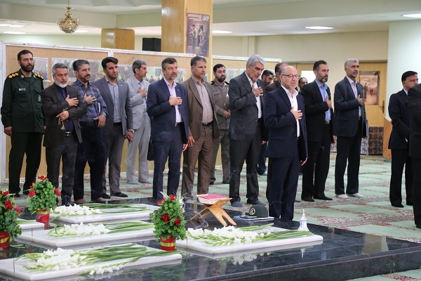 حضور شرکت‌‌کنندگان کنگره «ادبیات پایداری» در حرم شهدای گمنام دانشگاه باهنر کرمان