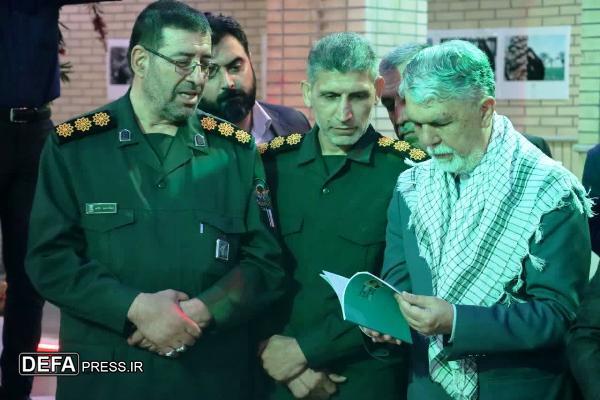 اهدای کتاب «خدا او را دوست دارد» به وزیر فرهنگ و ارشاد اسلامی+ تصاویر