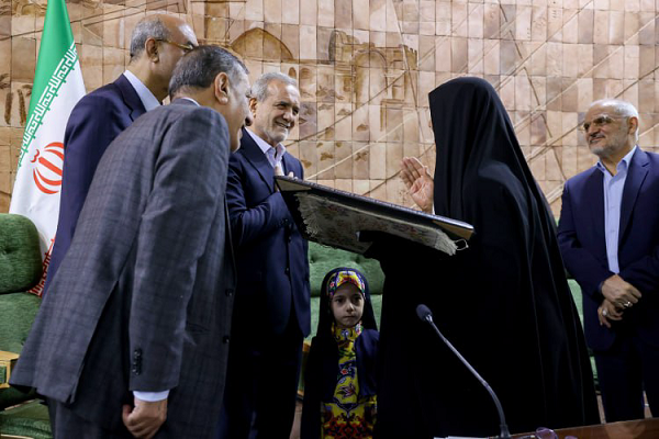 تجلیل رئیس‌جمهور از بانوی حماسه‌ساز کرمانشاهی در دفاع مقدس