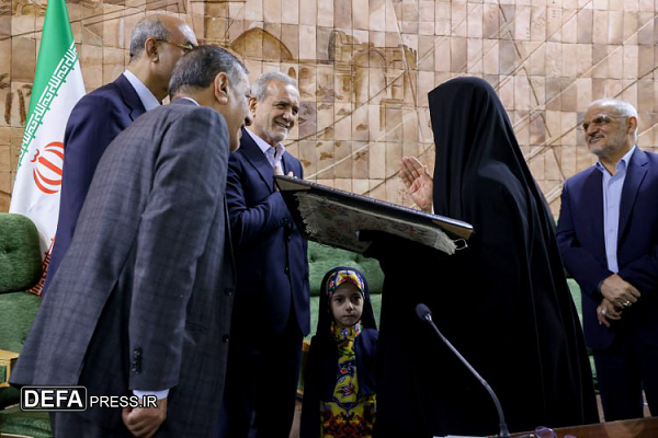تجلیل رئیس‌جمهور از بانوی حماسه‌ساز کرمانشاهی در دفاع مقدس