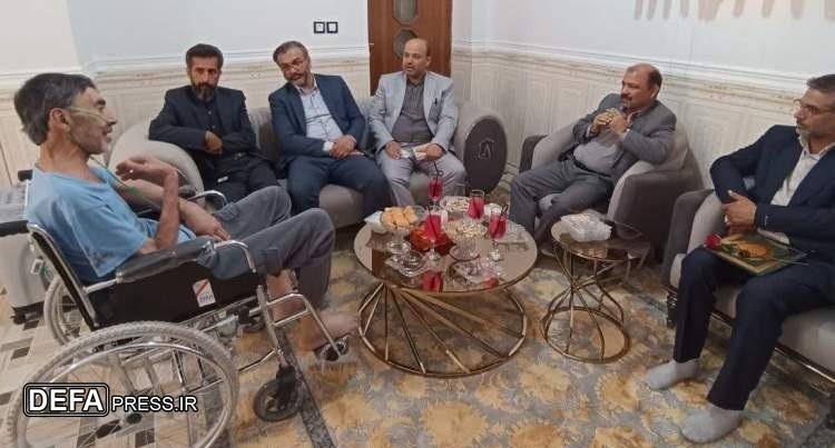 حضور مسئولان بنیاد شهید و بانک دی در منزل جانباز شیمیایی ابراهیم عباسی در زاهدان
