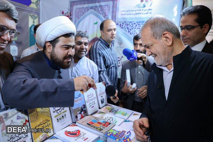 کتاب‌ها بر اساس مسائل و نیاز روز جامعه نوشته شوند