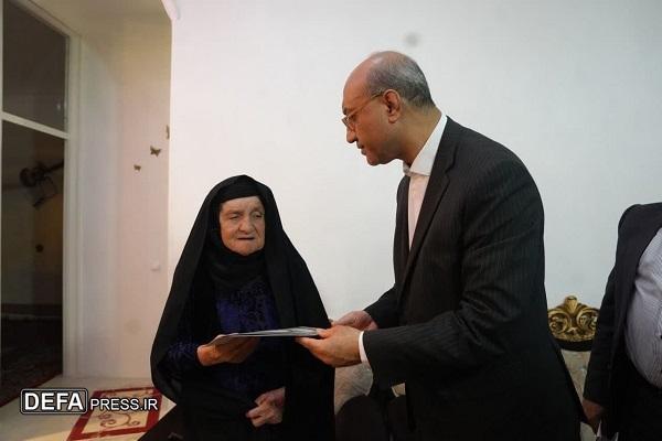 دیدار استاندار کرمانشاه با خانواده شهیدان «ایزدی» و «کرمی»