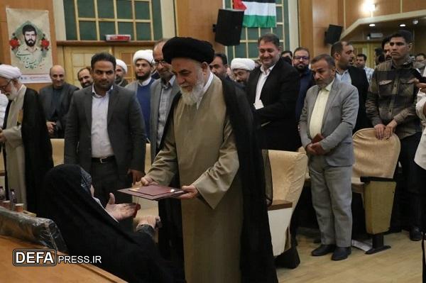 تقدیر از مادر شهید «شریعتی» در اختتامیه دهمین دوره جشنواره ابوذر استان قم