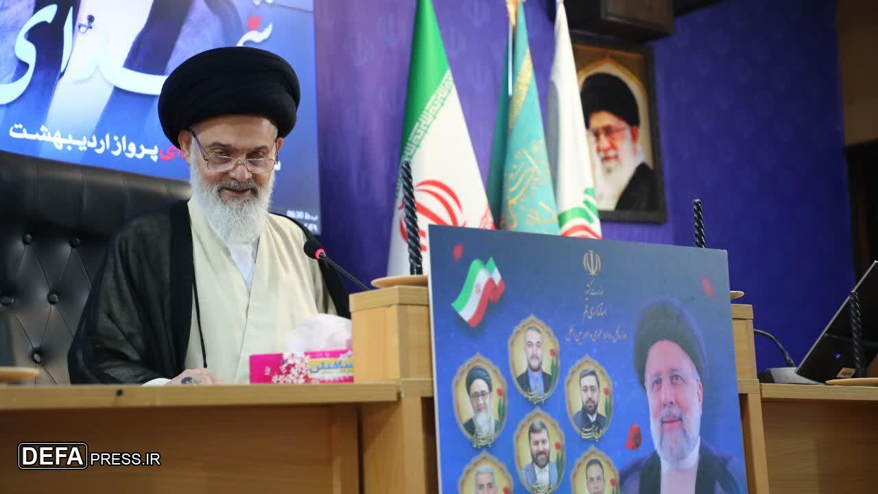 آیت الله حسینی بوشهری: هنر شهدای خدمت ایستادن مخلصانه پای انقلاب بود