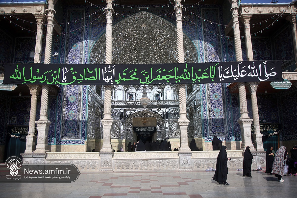 اهتزاز پرچم عزای شهادت امام صادق (ع) بر فراز گنبد کریمه اهل بیت (س)+ فیلم و عکس