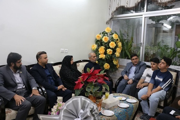دیدار استاندار چهارمحال و بختیاری با خانواده شهید خدمت «محسن دریانوش»