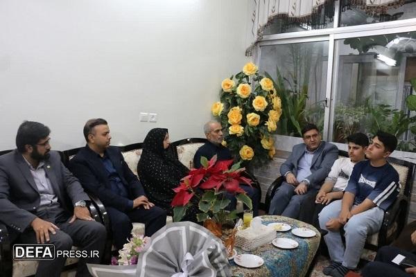 دیدار استاندار چهارمحال و بختیاری با خانواده شهید خدمت «محسن دریانوش»