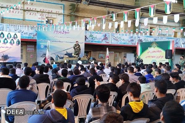 بازدید بیش از ۲۰۰۰ دانش‌آموز مشهدی از نمایشگاه «شوق پرواز» در پایگاه هوانیروز مشهد 
