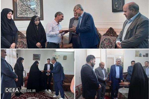 پیشکسوتان صداوسیما با خانواده های شهداو ایثارگران درکرمان دیدار کردند