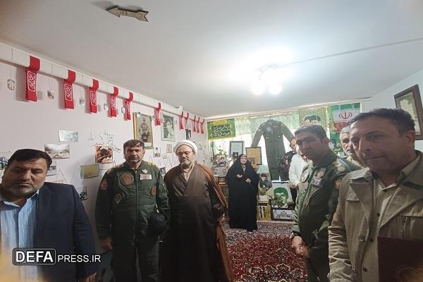 بازدید کارکنان پایگاه هوانیروز مشهد از «خانه‌موزه» اولین شهید هوانیروز ارتش+ تصاویر