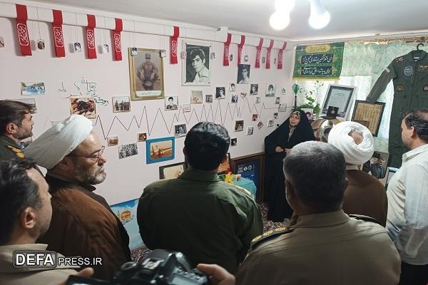 بازدید کارکنان پایگاه هوانیروز مشهد از «خانه‌موزه» اولین شهید هوانیروز ارتش+ تصاویر