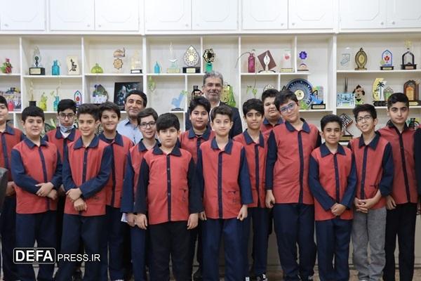 دانش‌آموز نویسنده بوشهری کتابش را اهدا کرد