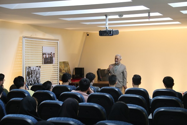 تصاویر/ برگزاری کلاس آشنایی با علوم و معارف دفاع مقدس در موزه دفاع مقدس و مقاومت استان