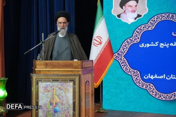 امام جمعه موقت اصفهان: خدمت به خانواده شهدا، ثواب شهادت را دارد