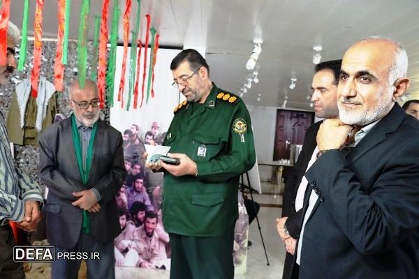 بازدید مدیرکل حفظ آثار دفاع مقدس مازندران از نمایشگاه عکس «چمدان قرمز» + تصاویر