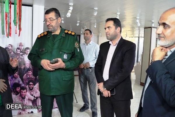 بازدید مدیرکل حفظ آثار دفاع مقدس مازندران از نمایشگاه عکس «چمدان قرمز» + تصاویر
