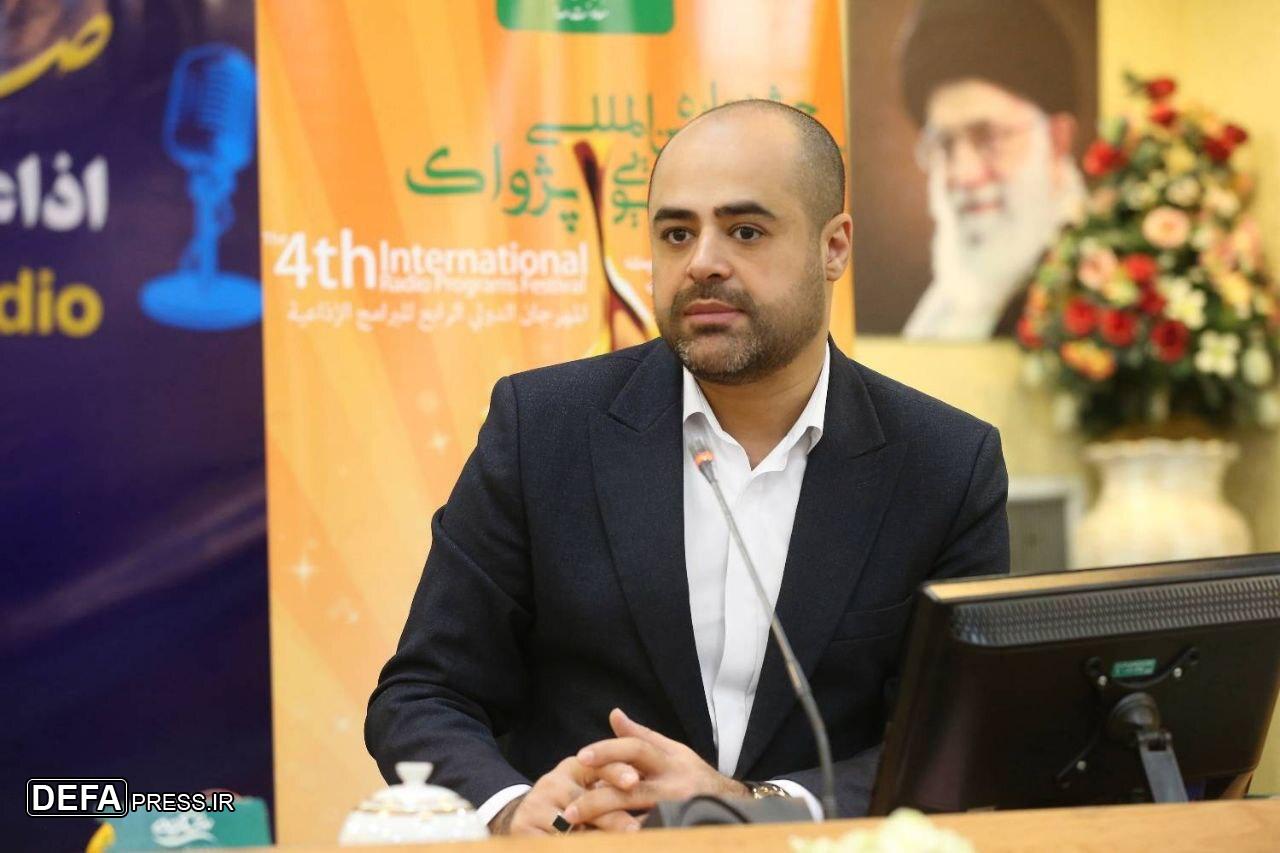 تست صدا برای علاقه‌مندان به گویندگی در نمایشگاه کتاب