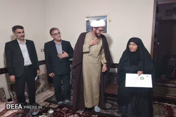 دیدار مدیرکل بنیاد شهید لرستان با خانواده شهیدان حسنوند و نادرزاده+ عکس