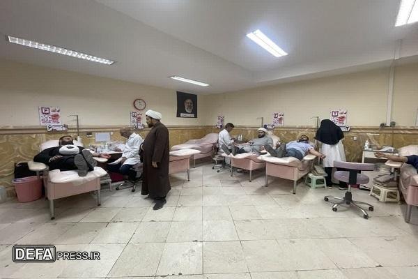 اهدای خون توسط روحانیون حوزه علمیه خراسان برای کمک به مصدومان حادثه بندرعباس+ تصاویر