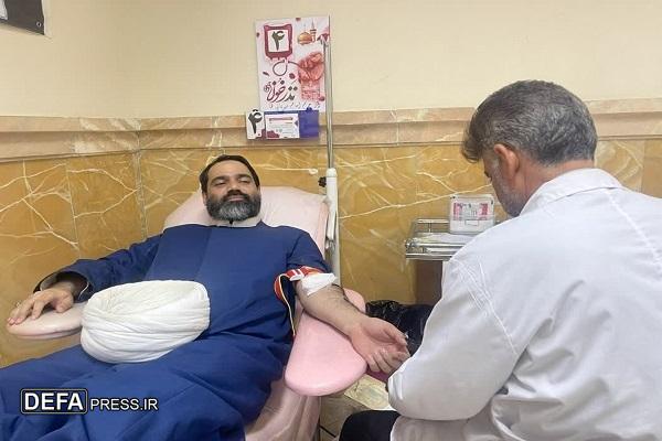 اهدای خون توسط روحانیون حوزه علمیه خراسان برای کمک به مصدومان حادثه بندرعباس+ تصاویر