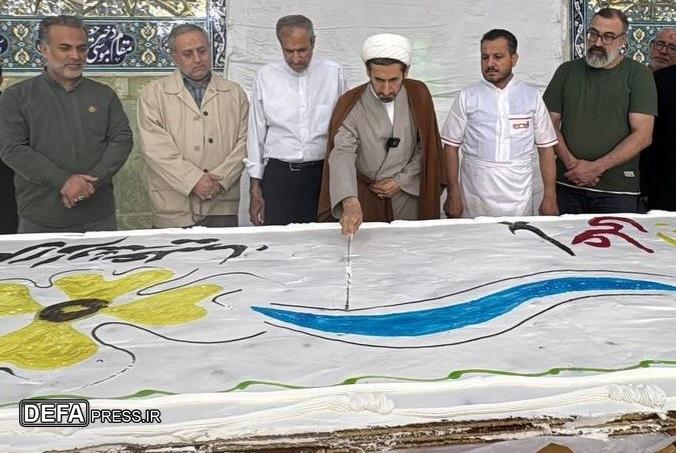 تهیه و توزیع کیک هزار ۲۷۳ متری به مناسبت دهه کرامت در حرم حضرت معصومه (س)