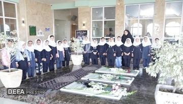 تصاویر/ بازدید دانش‌آموزان دختر از موزه دفاع مقدس و مقاومت استان آذربایجان شرقی